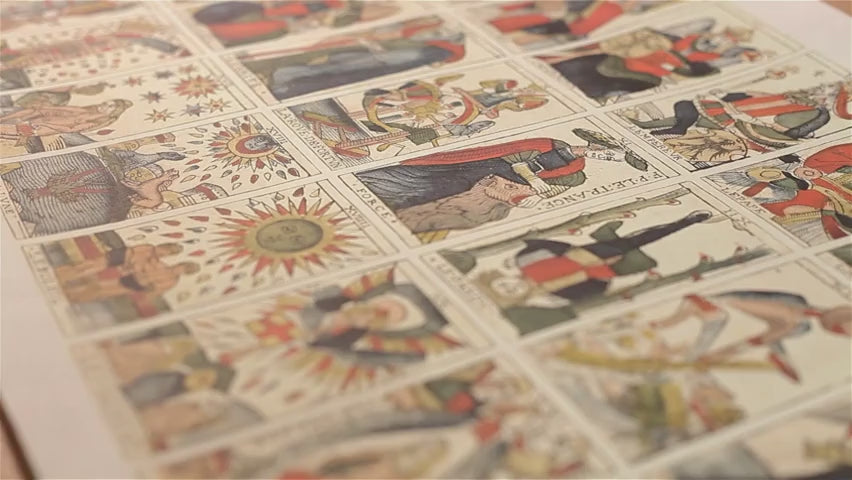 Charger la vidéo : Agnes kappler , fondatrice de Kartograme, une entreprise artisanale dédiée à la carte à jouer sensible et fait main , montrer les étapes de la fabrication d&#39;un jeu de cartes artisanal: l&#39;impression numérique calibrée en couleur, la préparation de colle de pate à partir de farine, d&#39;amidon et d&#39;eau, le marouflage d&#39;un feuille de papierfait main le sechage sous presse, le lissage au savon puis la découpe de la feuille de cartes en parte à jouer individuelles.